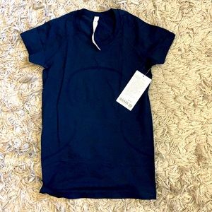 Lululemon Swiftly tech size 6 NWT navy blue shirt